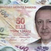 جيه بي مورغان” يتوقع تهاوي الليرة التركية أمام الدولار بعد الانتخابات