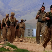 العراق يبدأ نقل المقاتلين الأكراد الإيرانيين بعيداً عن  الحدود مع إيران