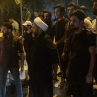 الصدريون يتظاهرون امام قناة البغدادية لاسائتها للصدر