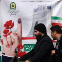 هموم المعيشة تشغل الايرانيين عن الانتخابات