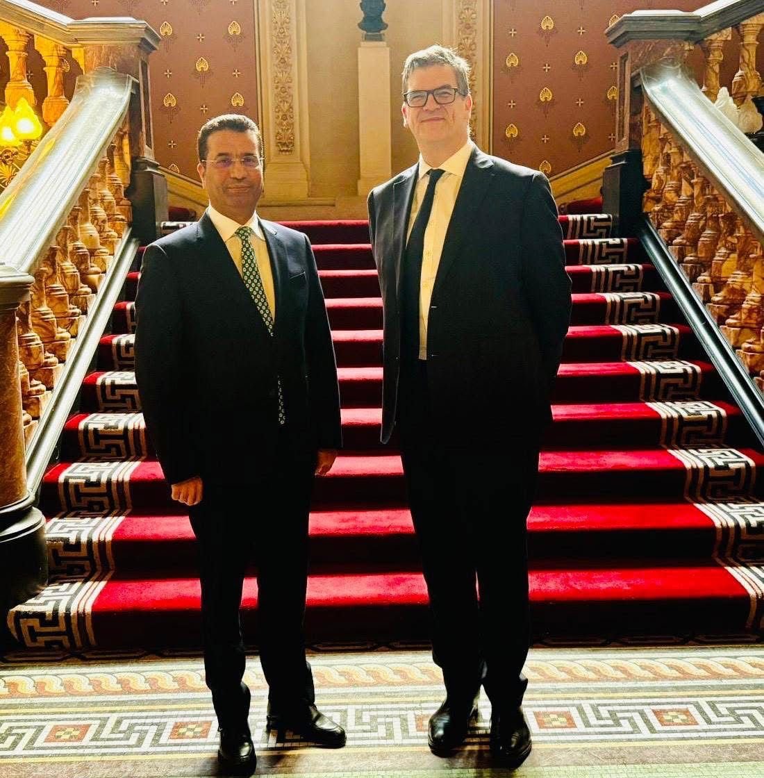 سفير جمهورية العراق في لندن يلتقي السير اوليڤر روبنز