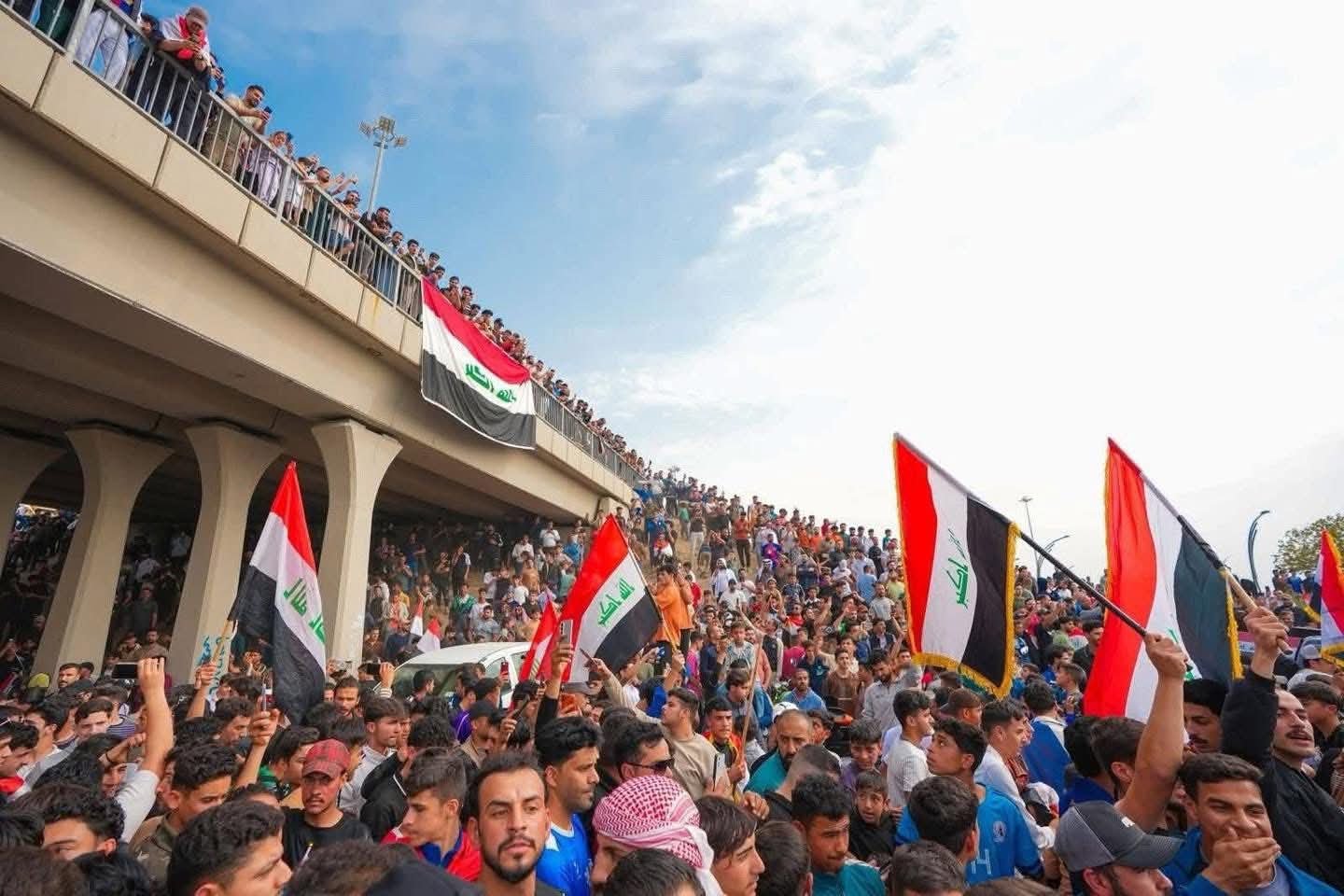 الأعلام العراقية تغطي شوارع الرمادي.. استقبال حافل لأسود الرافدين