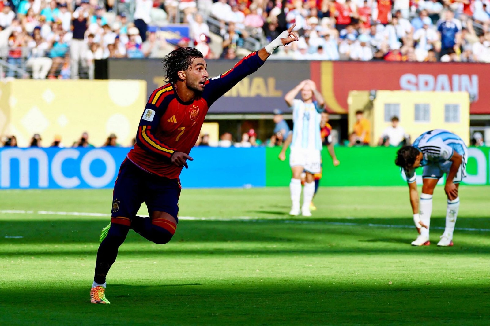 إسبانيا تعتلي عرش العالم